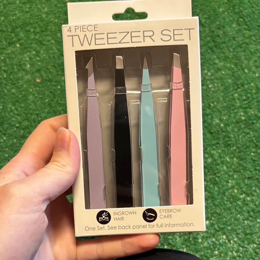 NWT 4-Piece Tweezer Set in Pastel and Black